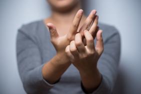 Dermite des mains : une nouvelle vision de la prise en charge pluridisciplinaire Quoi de neuf dans l’eczéma chronique des mains en 2021 ?